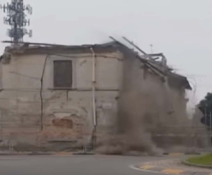 Lissone, demolizione flop: tetto palazzina crolla in strada
