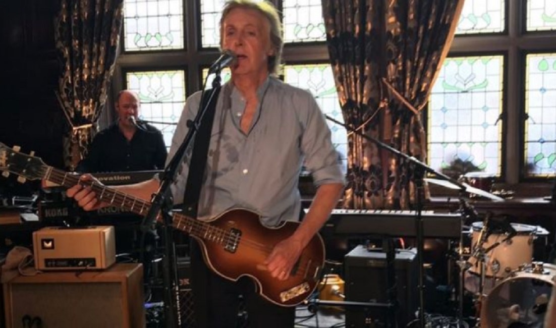 Paul McCartney torna a Liverpool, concerto a sorpresa al pub