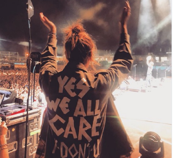 Pearl Jam a Milano, moglie Eddie Vedder e la giacca per rispondere a Melania Trump FOTO