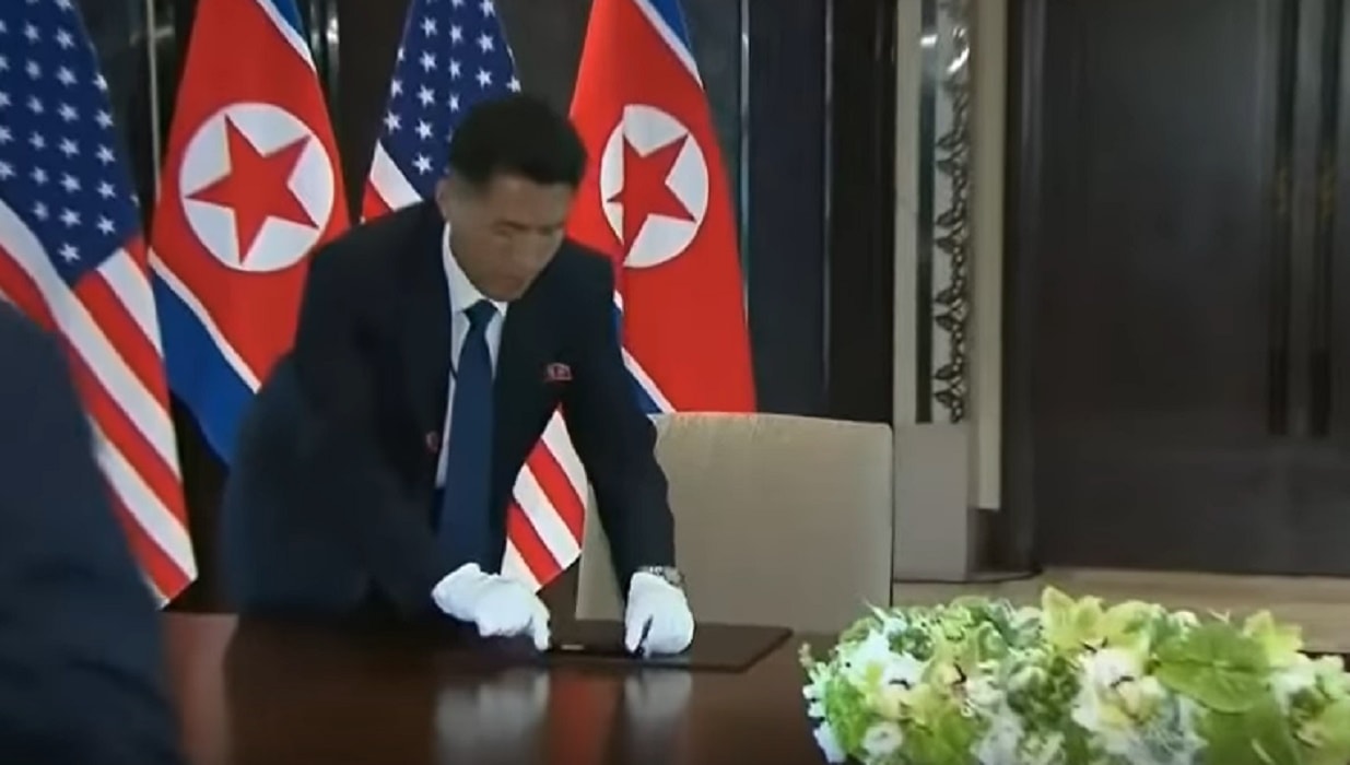 Singapore, Kim Jong-un cambia la penna poco prima di firmare l'accordo con Trump