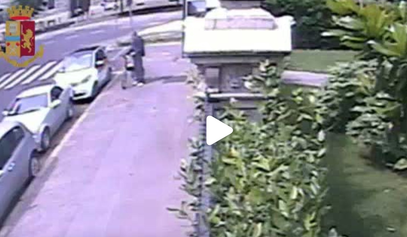 Milano, piromane in zona Cadorna: incendia auto e scappa. Il video che lo incastra