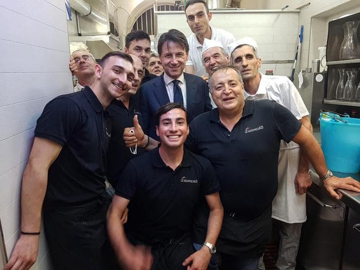 YOUTUBE Giuseppe Conte, la prima pizza da premier: fiori di zucca e alici