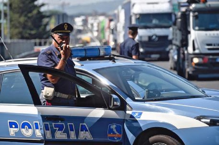 Brescia: bambina sola in auto sotto il sole, salvata da due agenti