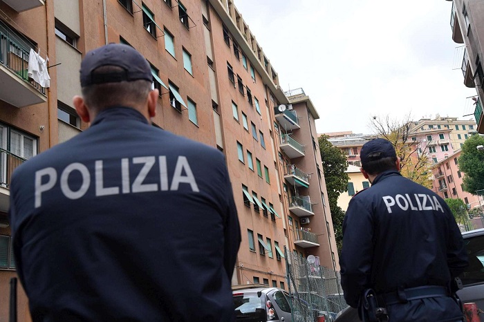 Poliziotto sventa furto in casa sua, ladri lo investono con l'auto
