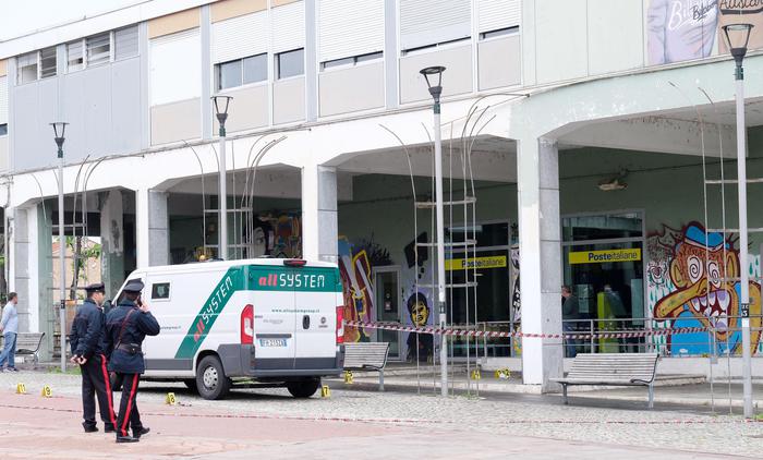 Roma, rapina con assalto a portavalori su via Aurelia. Bottino da un mln e mezzo