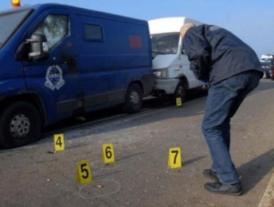 Civitanova Marche, assalto al portavalori coi kalashnikov. Scontro a fuoco, banditi in fuga