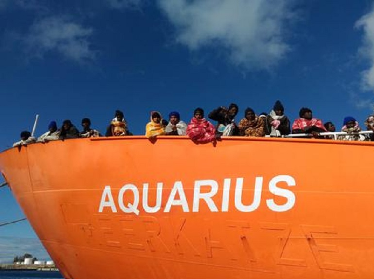 Porti chiusi gran consenso. Stop Ong taxi. Solo navi italiane più indietro. Così...affogano? (foto Ansa)