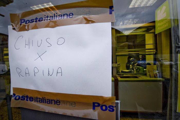 Misano Adriatico: farmacista tenta furto alle Poste. Fermato, aggredisce i carabinieri