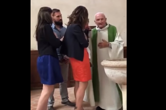 YOUTUBE Bimbo piange al battesimo, prete perde la pazienza e gli dà uno schiaffo
