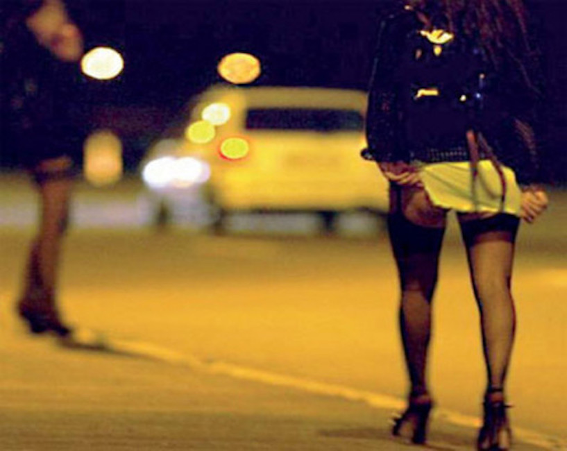 Torino, prostituta aggredita in strada con l'acido: è grave. Forse vendetta di un'altra donna