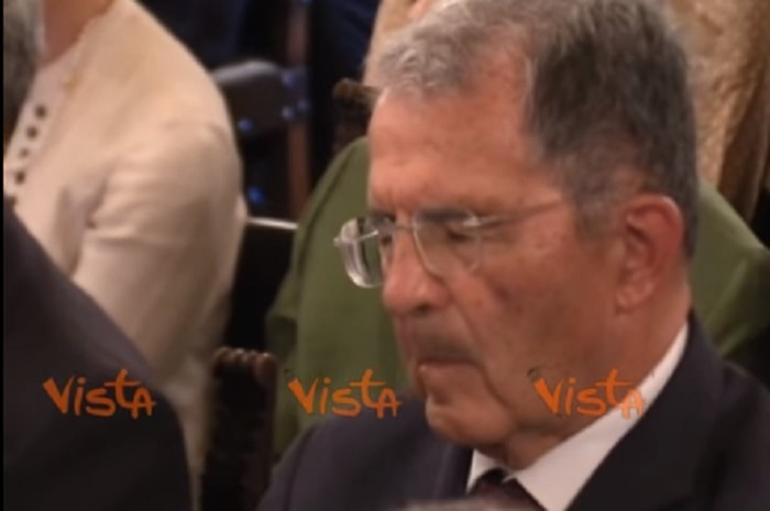 Romano Prodi dorme