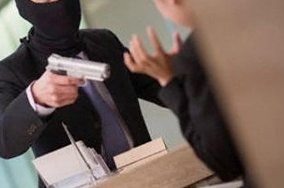 Rapina in farmacia, il ladro gentiluomo avvisa la mamma: "Faccia voltare la bimba"