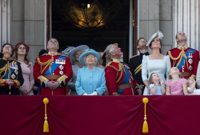 Ivar Mountbatten, cugino della regina Elisabetta sposa compagno. Prime nozze gay nella Royal Family