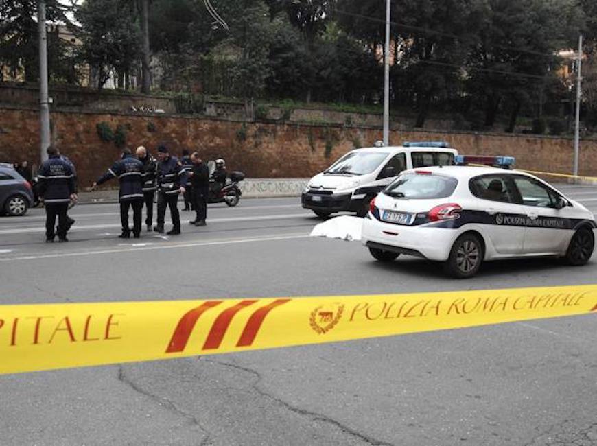 Incidente Roma: in 3 sullo scooter si schiantano con l'auto. Morto un 19enne