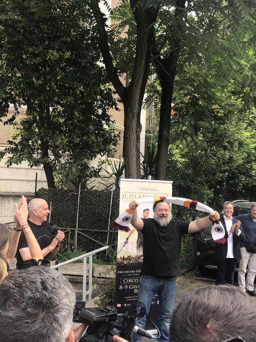 Russell Crowe con la sciarpa della Roma