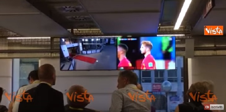 YOUTUBE Bruxelles, la sala stampa del consiglio UE esulta per la vittoria del Belgio