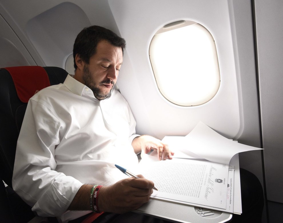 Salvini in aereo legge documento "riservato