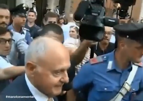 Il ministro Savona non risponde. Mentana: "Quando vorrà fare dichiarazioni useremo noi il silenzio