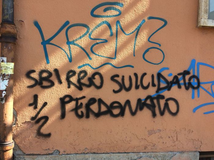 "Sbirro suicidato mezzo perdonato": scritta ingiuriosa contro agente morto a Bologna