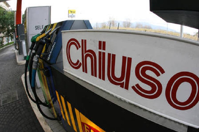 Sciopero dei benzinai il 26 giugno: durerà 24 ore e coinvolgerà anche le Autostrade (foto Ansa)