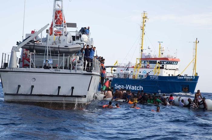 Nave militare Usa salva 40 migranti nel Mediterraneo, ma non ha le celle frigorifere: 12 cadaveri in mare