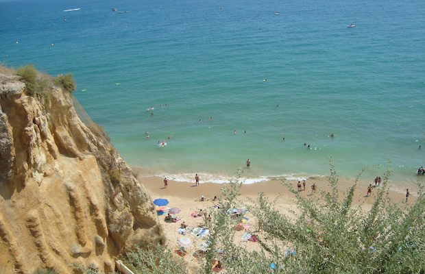 Portogallo, si fanno un selfie e precipitano dalla scogliera: morti