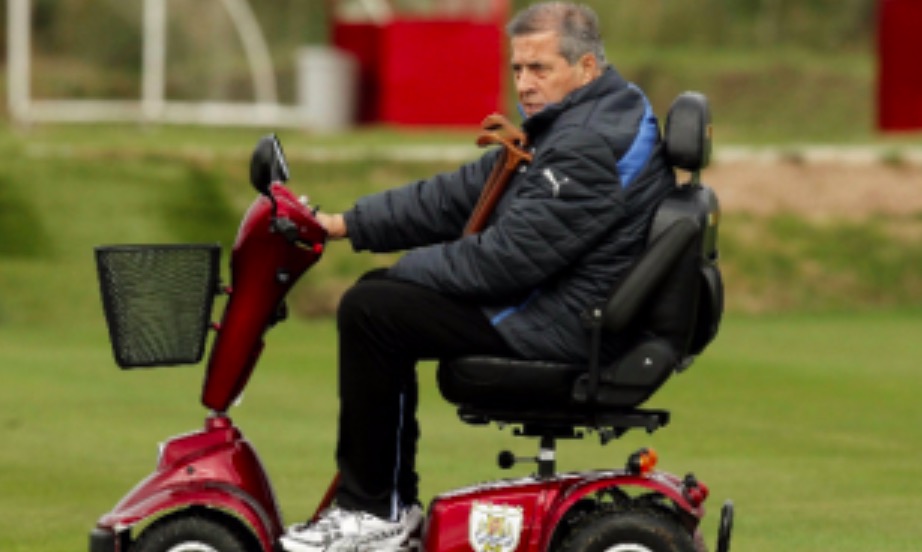 Mondiali 2018, Tabarez ridotto su una sedia a rotelle: "Ma non mollo e continuo allenare"