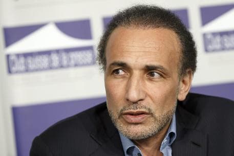 Tariq Ramadan assolto dall'accusa di violenza su una prostituta. Ma resta in cella