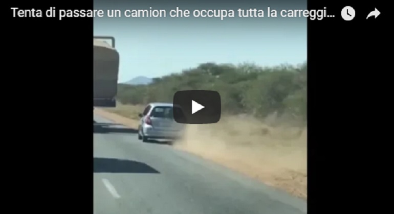 YOUTUBE Tenta di sorpassare un camion che occupa tutta la carreggiata: finisce malissimo