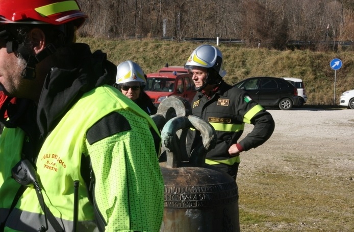 Ascoli, la campana di Arquata simbolo del terremoto abbandonata tra l'erba incolta (foto Ansa)