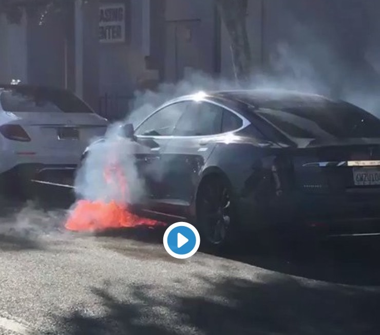 Auto Tesla prende fuoco: la attrice Mary McCormack riprende la scena VIDEO