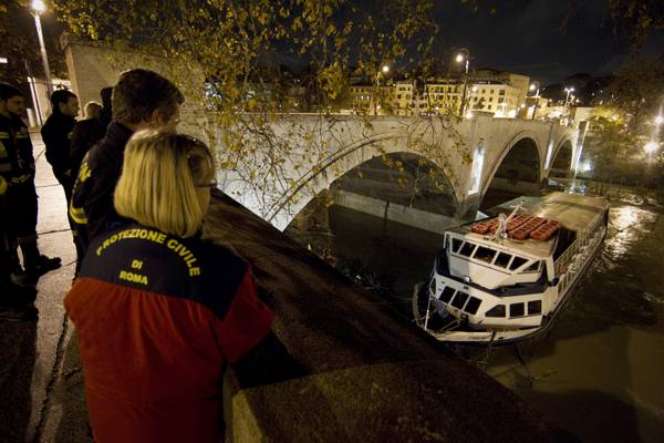 Roma, donna cade nel Tevere, il compagno si tuffa con lei: salvati dalla polizia