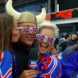 Tifose Islandesi riempiono di baci Angelo Mangiante (FOTO)
