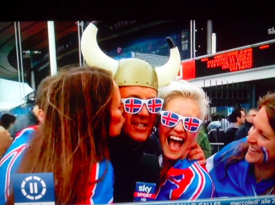 Tifose Islandesi riempiono di baci Angelo Mangiante (FOTO)