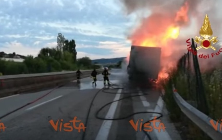 YOUTUBE Autostrada Perugia-Bettolle: tir con materiali plastici a fuoco