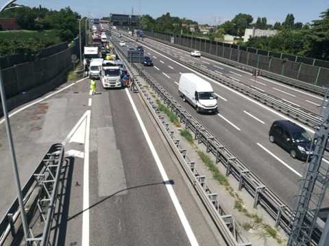 Mestre, maxi tamponamento in tangenziale: camion sulle auto, un morto e 7 feriti