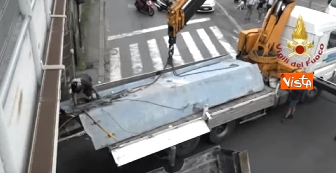 Genova tir si incastra nel sottopasso ferroviario