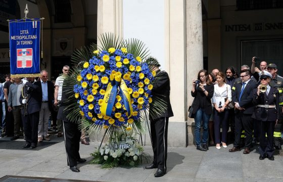 Corona di fiori in piazza San Carlo