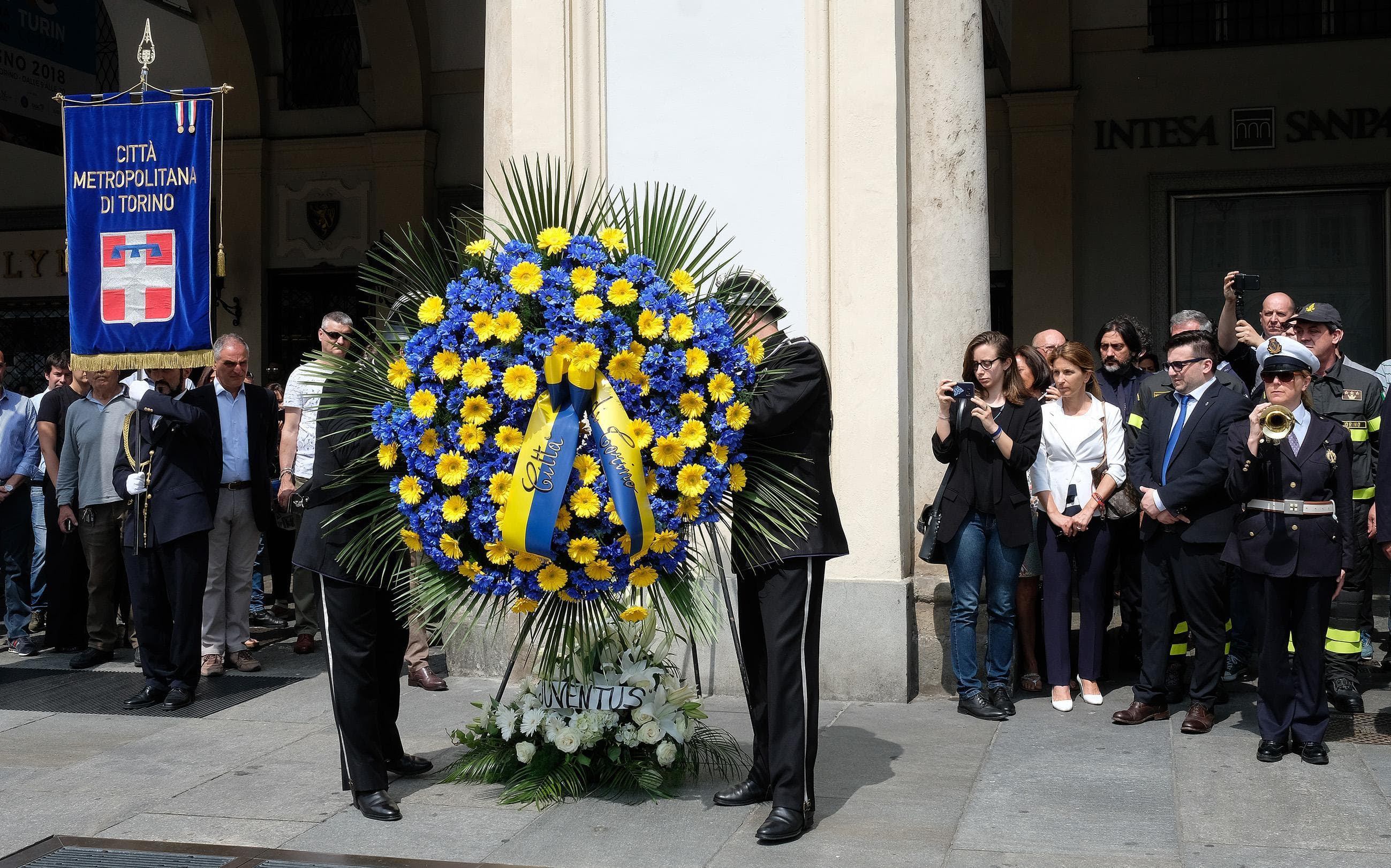 Corona di fiori in piazza San Carlo