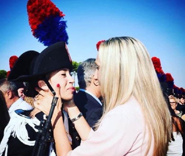 Ministro Trenta posta la foto di un'allieva carabiniere con la madre: "Qui c'è tutto"