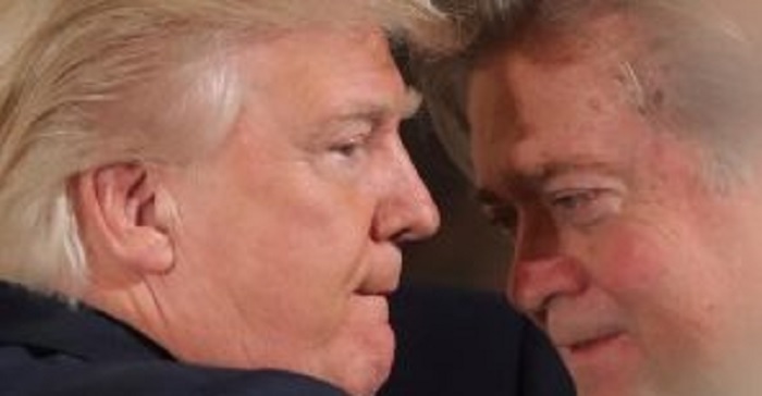 Social network fuori controllo, serve trasparenza nell'età degli algoritmi. Nella foto: Donald Trump e Steve Bannon, nella bufera per l'uso dei social in campagna elettorale