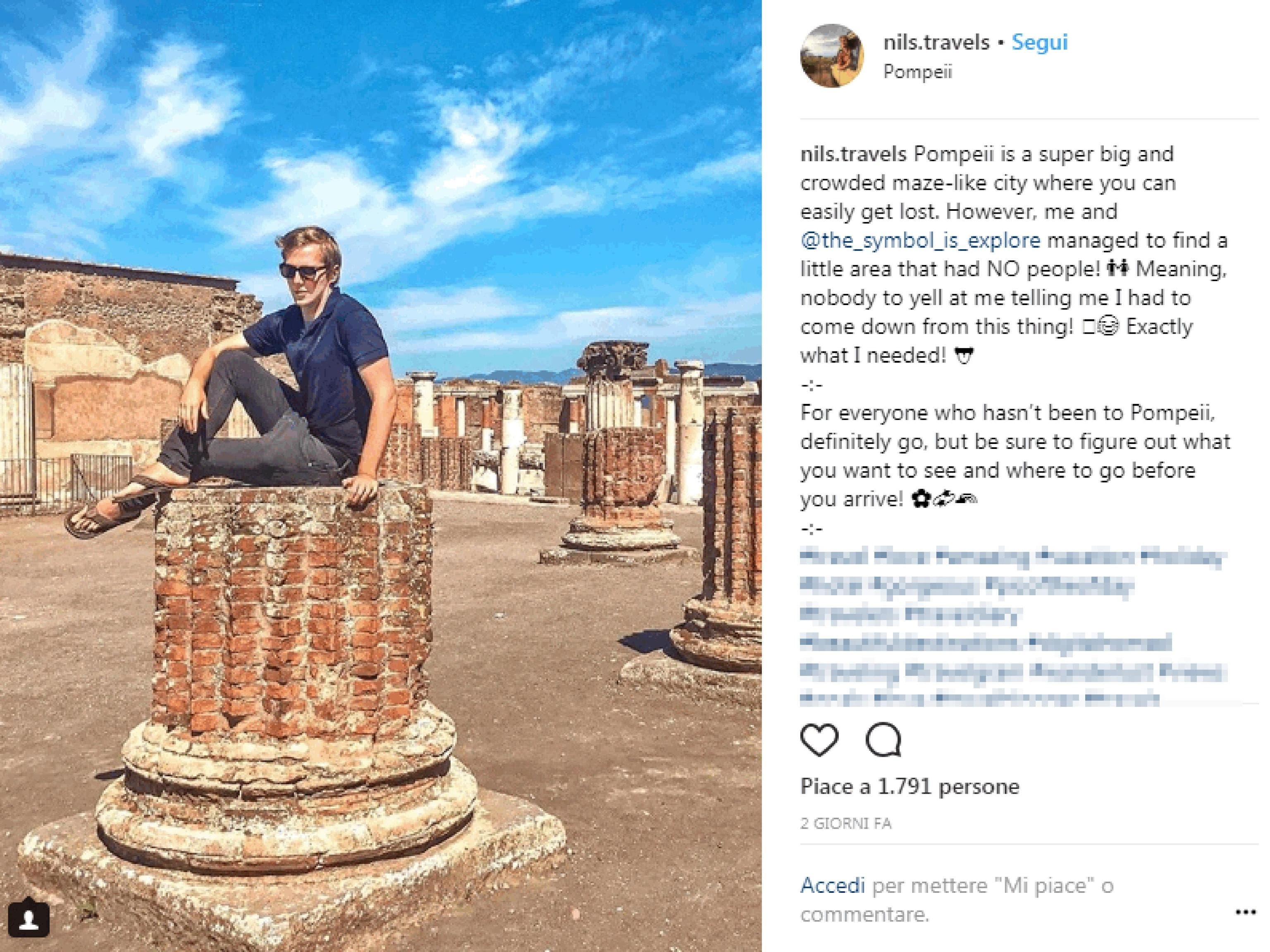 Turista in posa su una colonna degli scavi di Pompei