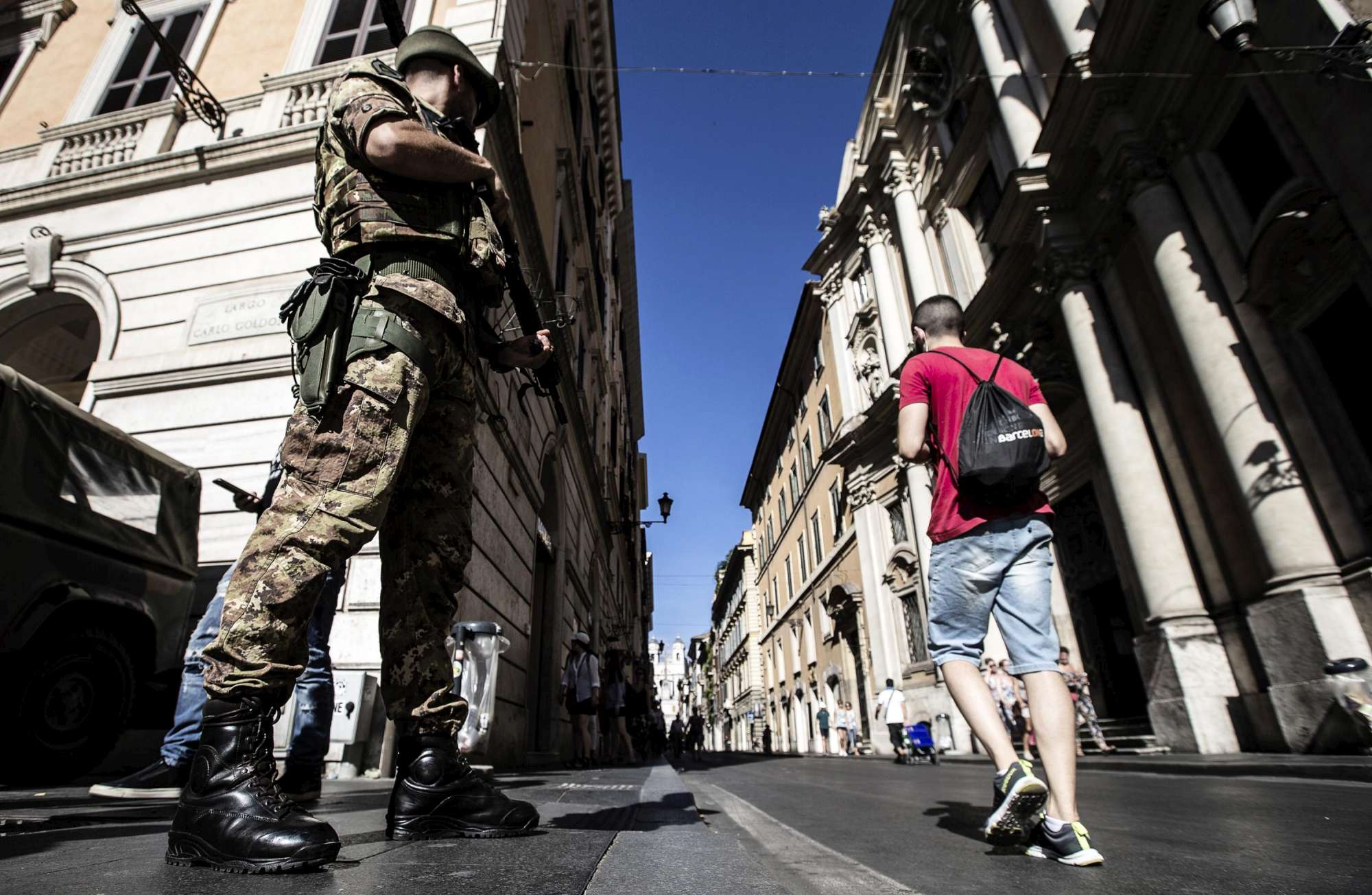 Roma, Raggi prepara la chiusura totale alle auto private in Via del Corso. Dal 7 luglio?