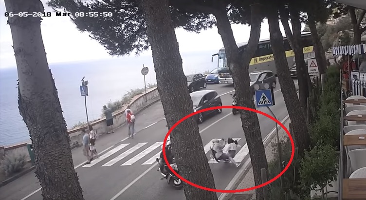 YOUTUBE Vico Equense: attraversano sulle strisce, due turiste travolte da uno scooter
