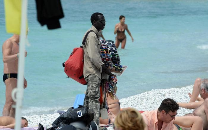 Matteo Salvini versus Vu cumprà in spiaggia: agenti provocatori in costume?