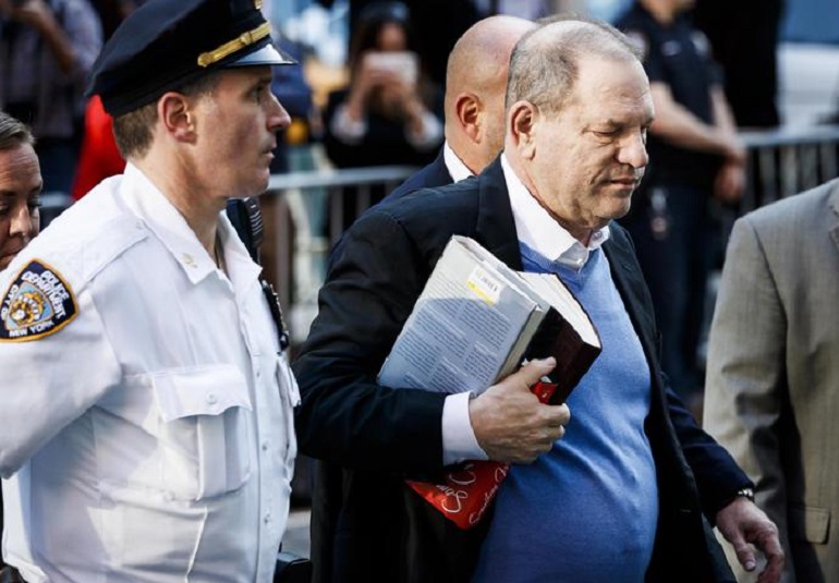 Weinstein in aula si dichiara non colpevole. L'avvocato: "Pronti alla battaglia" (foto Ansa)