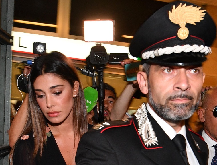 Nina Moric e Belen, baci e saluti in tribunale: c'è il processo...per la Moric che definì "viado" Belen (foto Ansa)