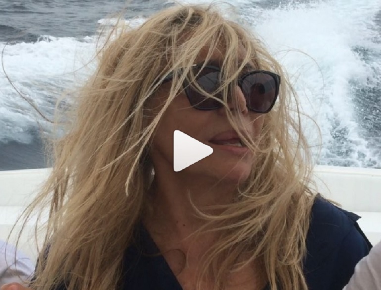 Mara Venier terrorizzata sul gommone: "Non so nuotare..." VIDEO