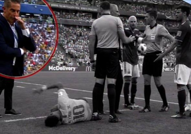 Brasile-Messico, Neymar simula. E Silvinho gli dice: "Resta giù" VIDEO