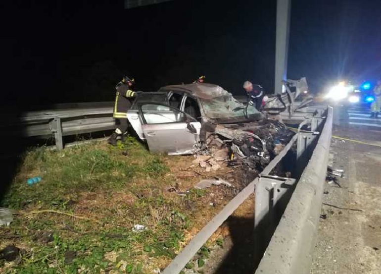 L'Aquila: investe un cervo, sbanda e sbatte contro un guardail dell'A24 (foto Ansa)